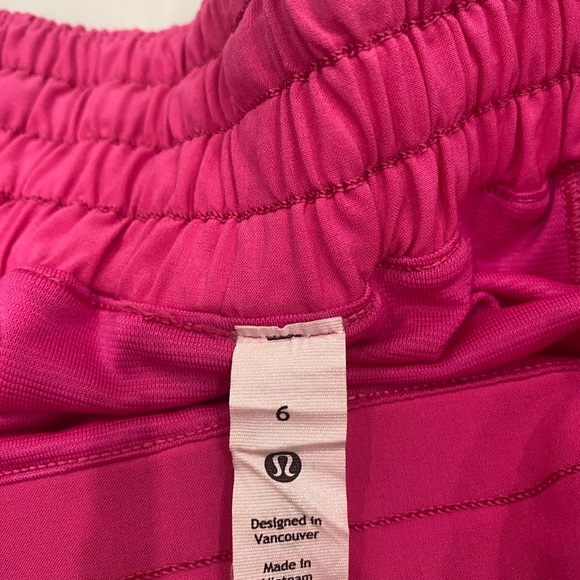 New lululemon athletica Women's hot  Pink 2.5 hotty Athletic Shorts sonic pink - Picture 3 of 8